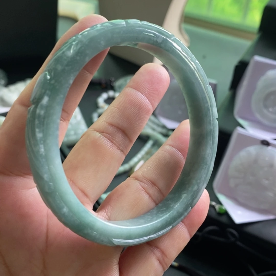 颈饰未镶嵌翡翠手镯