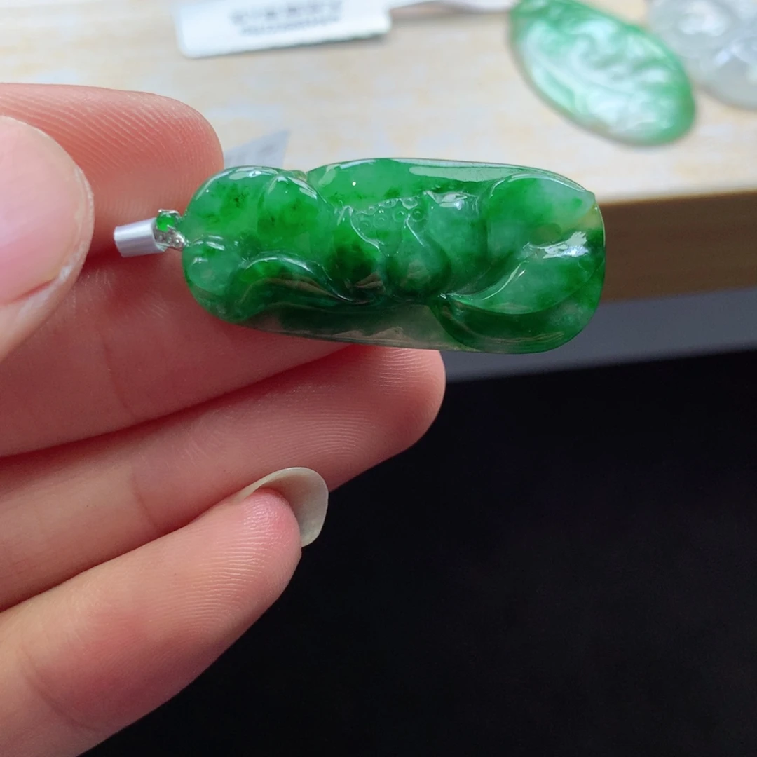 翡翠18K金镶嵌颈饰吊坠