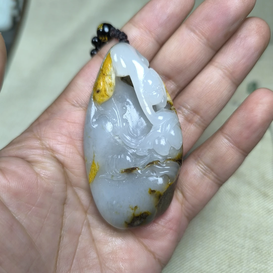 新疆和田玉籽料独籽秋梨皮灵猴献寿玉雕挂件