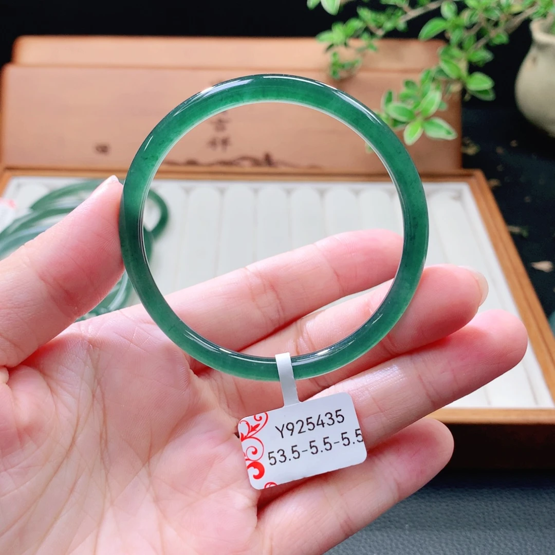翡翠未镶嵌手镯（圆镯）