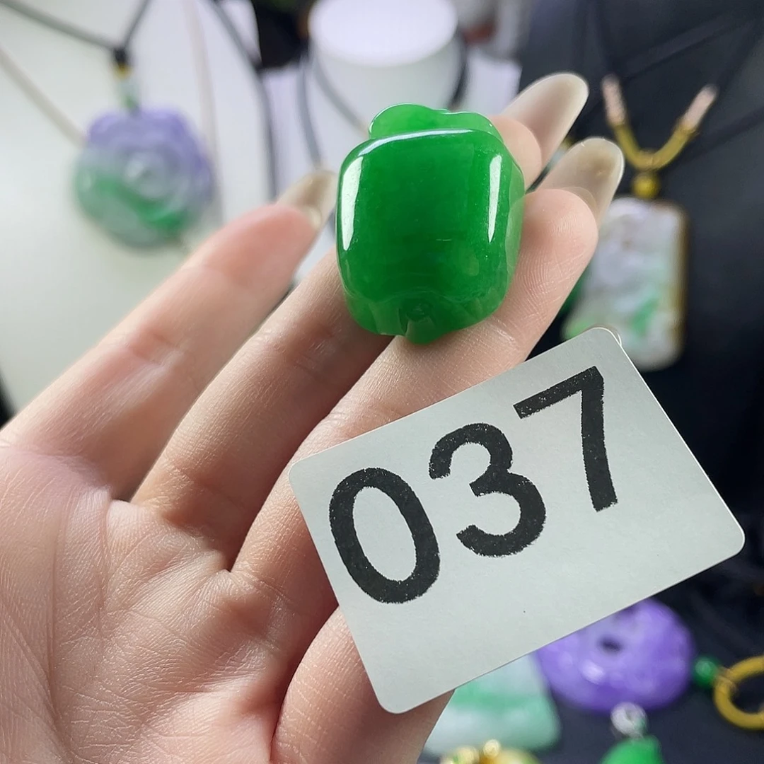 翡翠未镶嵌吊坠(赠链)