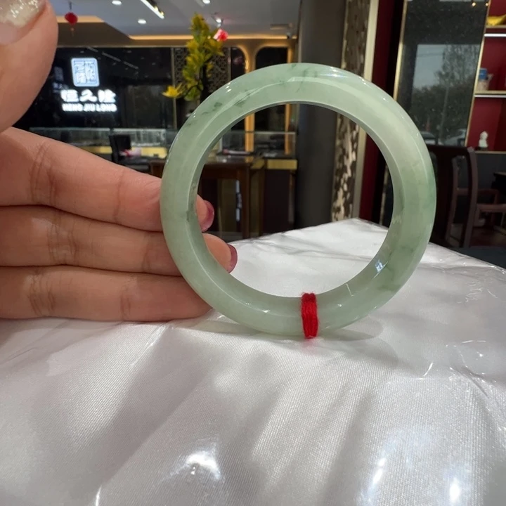 翡翠未镶嵌手镯芙蓉绿底飘绿花5253