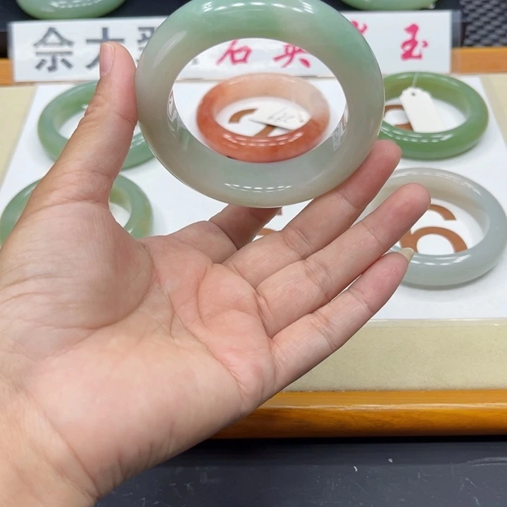 石英质玉手镯未镶嵌爱****子