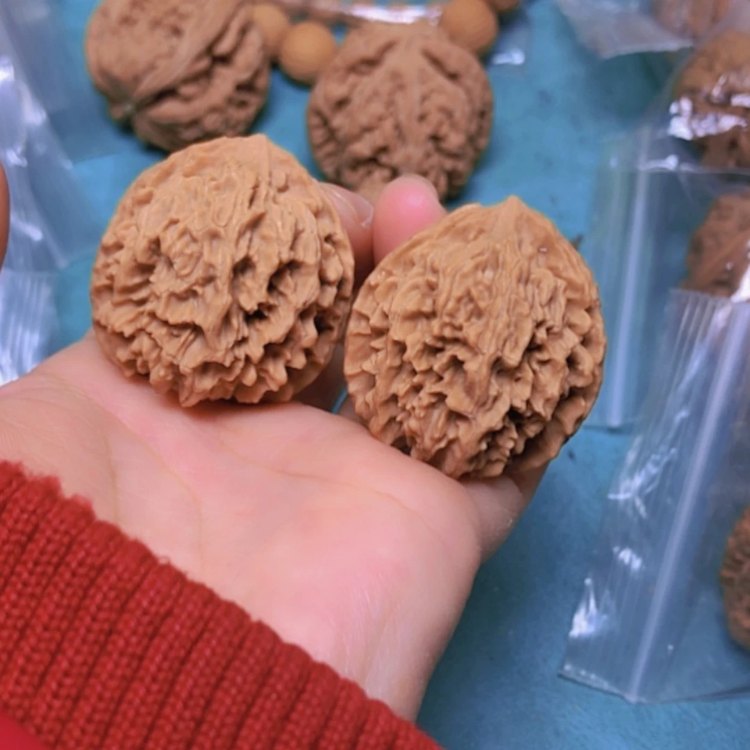 【闪购商品】摆件核桃36.5皇冠狮子头磕边