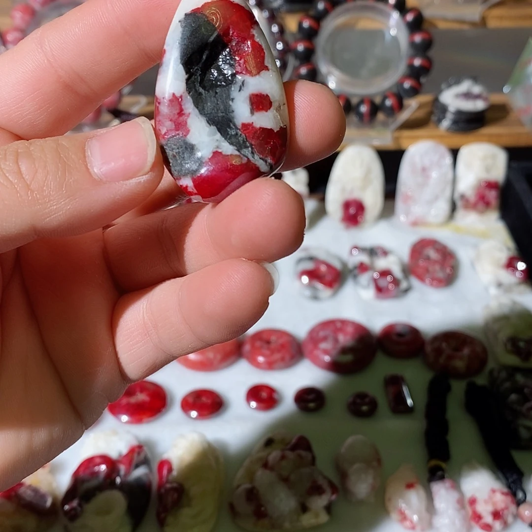 天然辰砂原石晶体吊坠