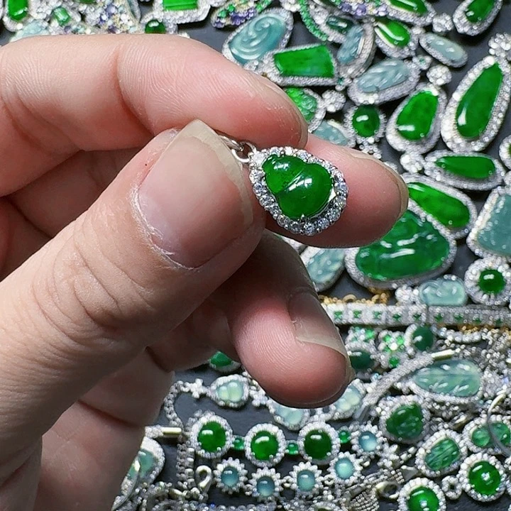 翡翠颈饰未镶嵌天然A货翡翠放漏