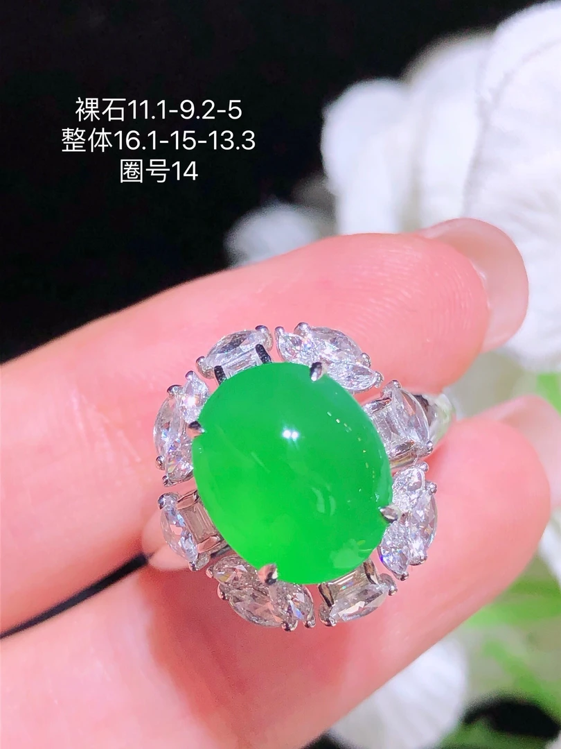 天然缅甸翡翠A货阳绿蛋面戒指18k金镶钻