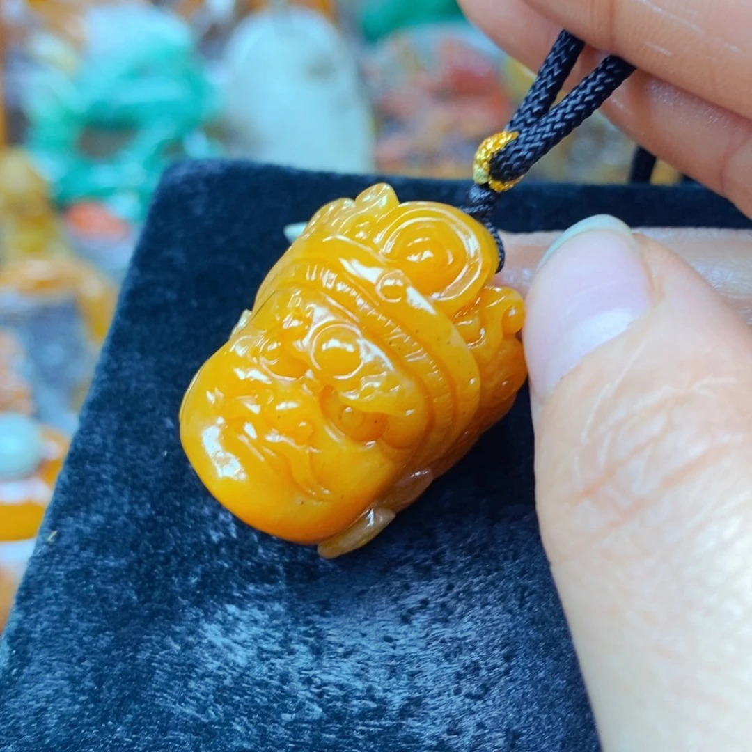 未镶嵌石英质玉（黄龙玉）颈饰