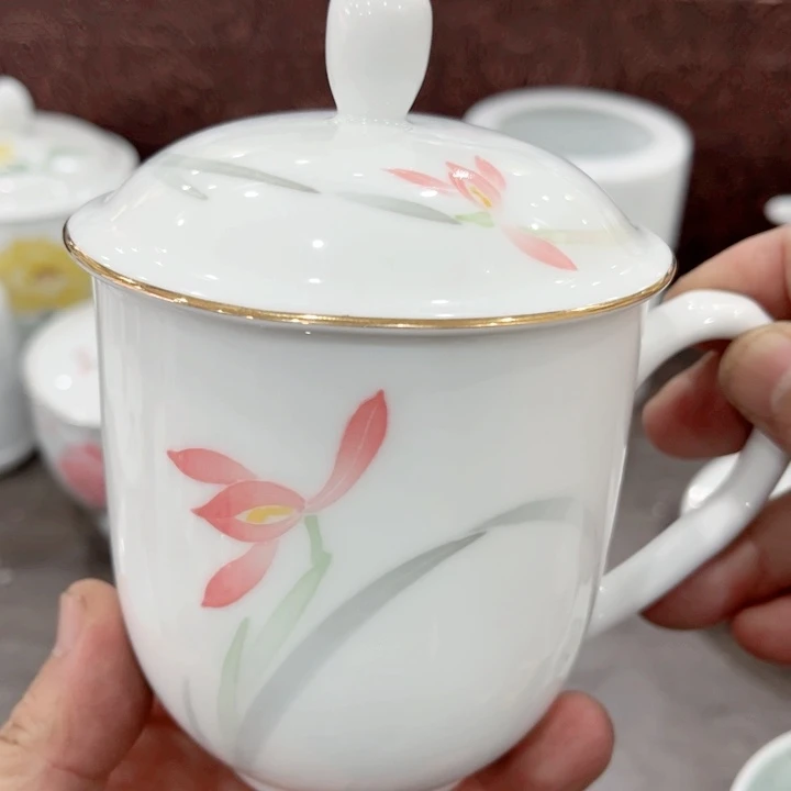 壶釉下五彩的瓷器和瓷器