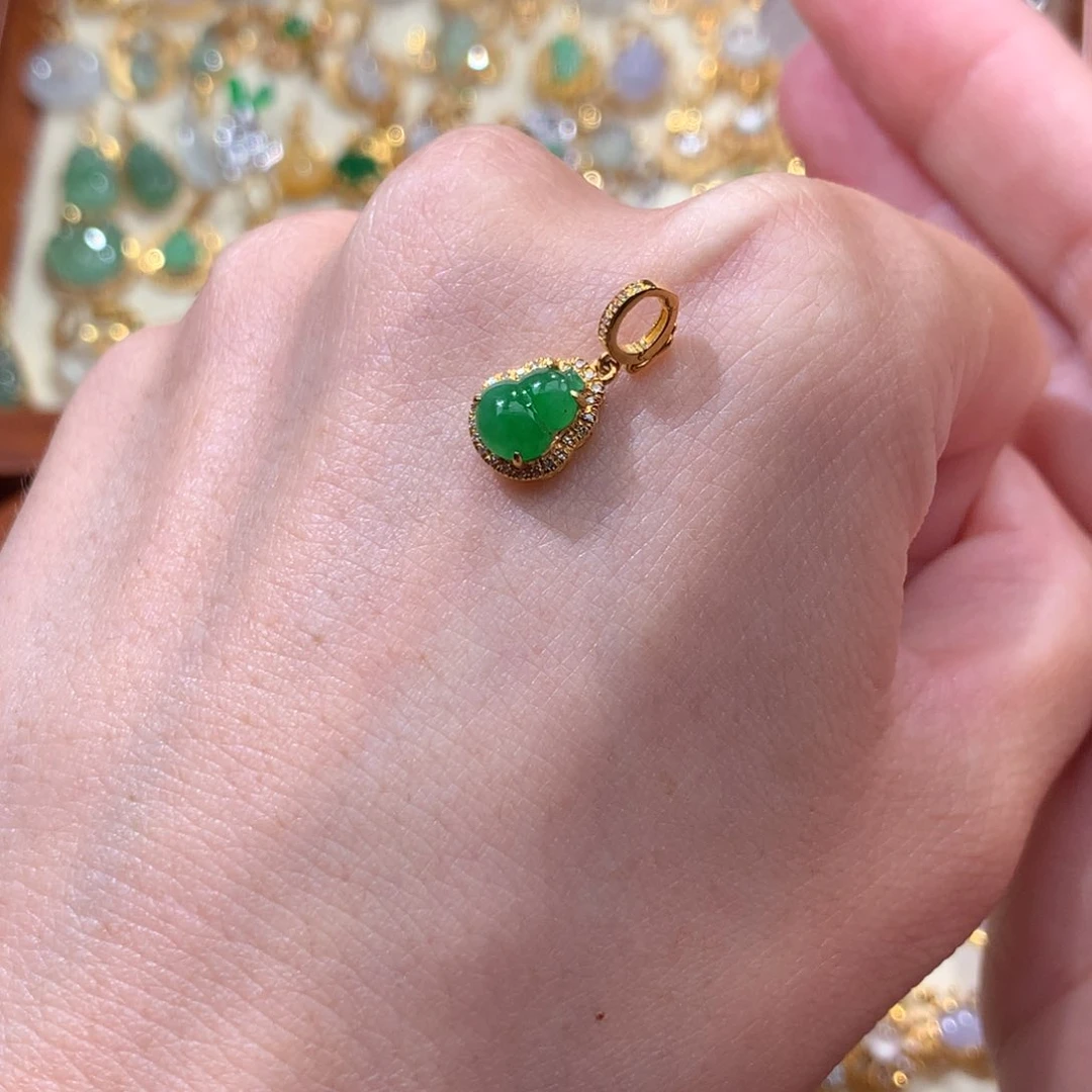 兜****翡翠18K金镶嵌颈饰翡翠