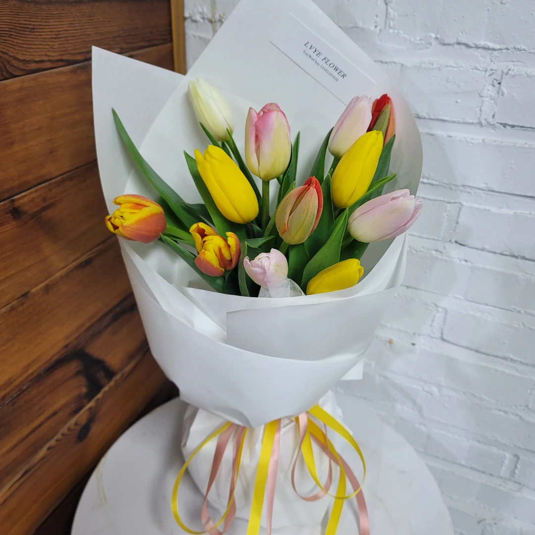 情人节鲜花12枝白色粉色或混搭色郁金香可选花束日照同城小时达配送