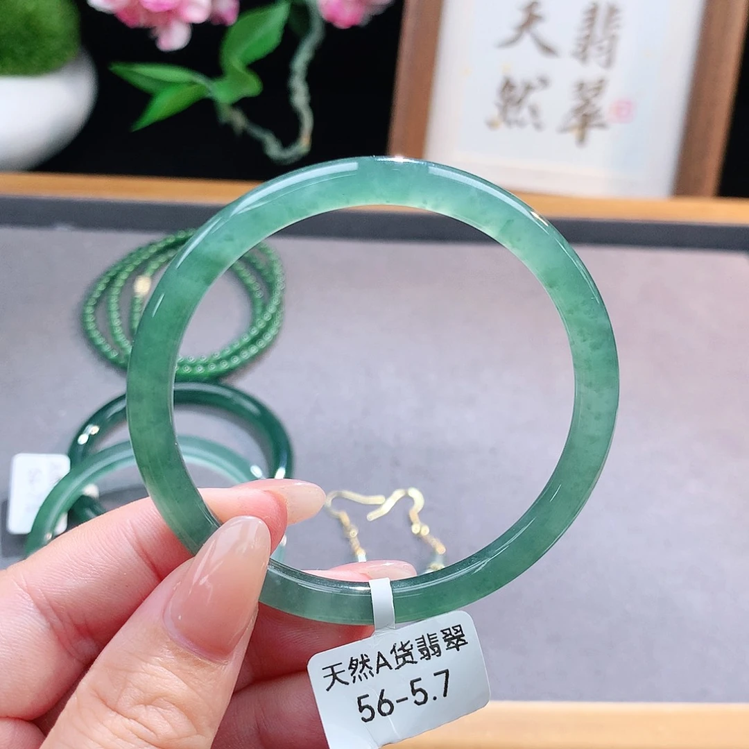 未镶嵌手镯（圆镯）翡翠