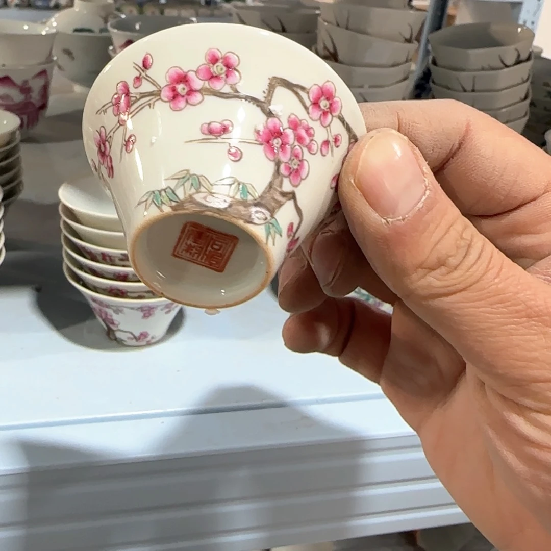 瓷片瓷器上用青花做圆润青花