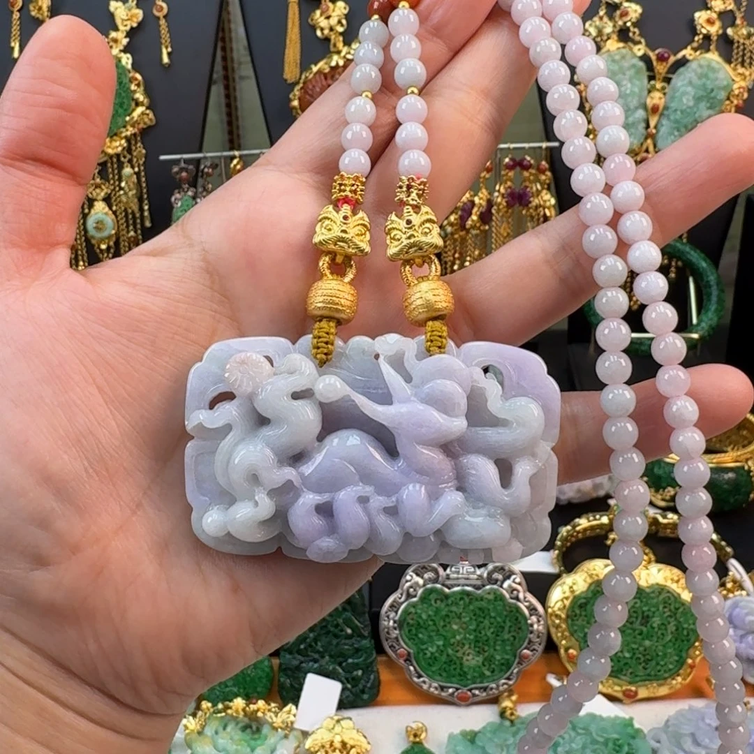 翡翠未镶嵌颈饰九尾吊坠 炸价