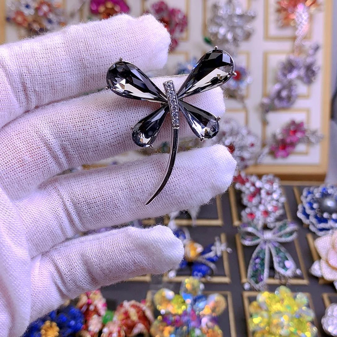 铜合金仿水晶胸针