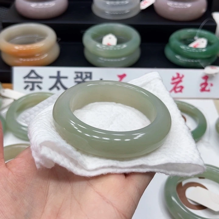 石英质玉手镯未镶嵌初**你