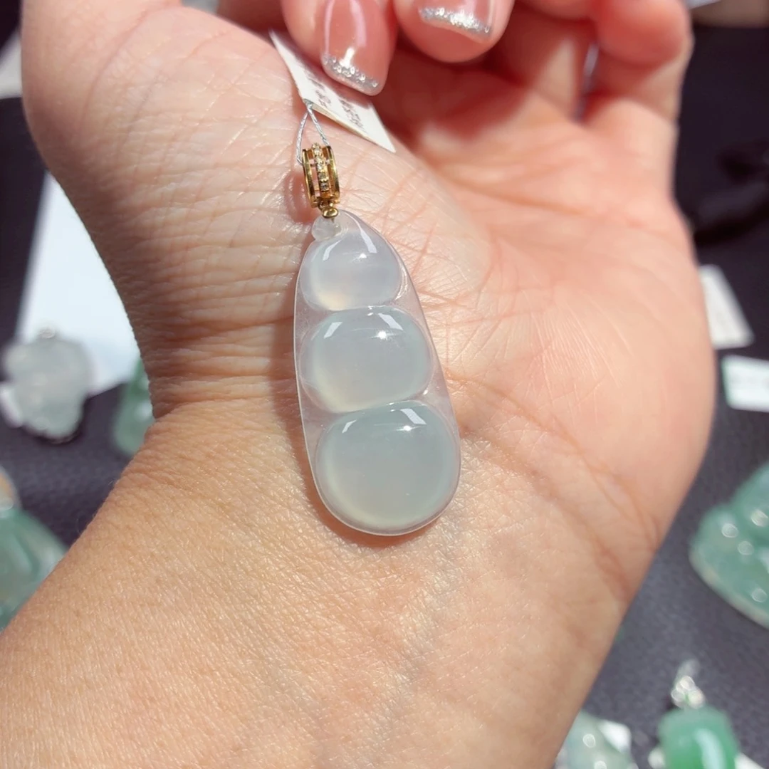 颈饰18K金镶嵌翡翠福豆