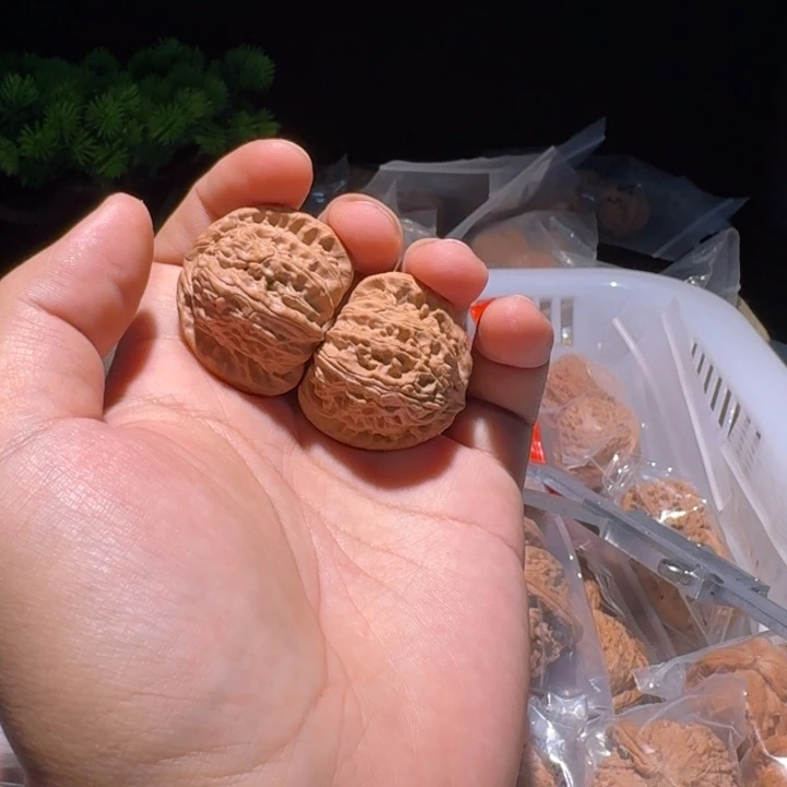 1***1文玩核桃吊坠白狮子