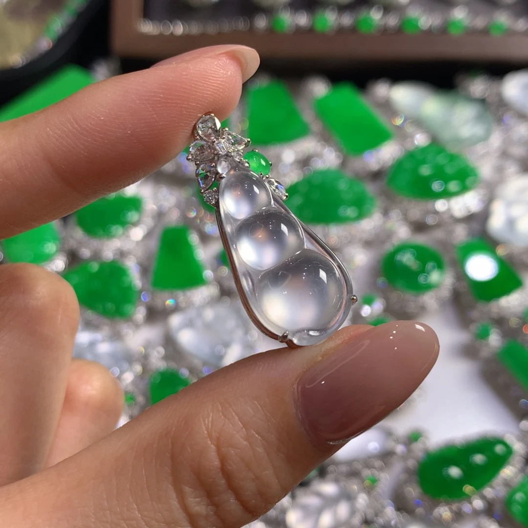 翡翠18K金镶嵌颈饰福豆