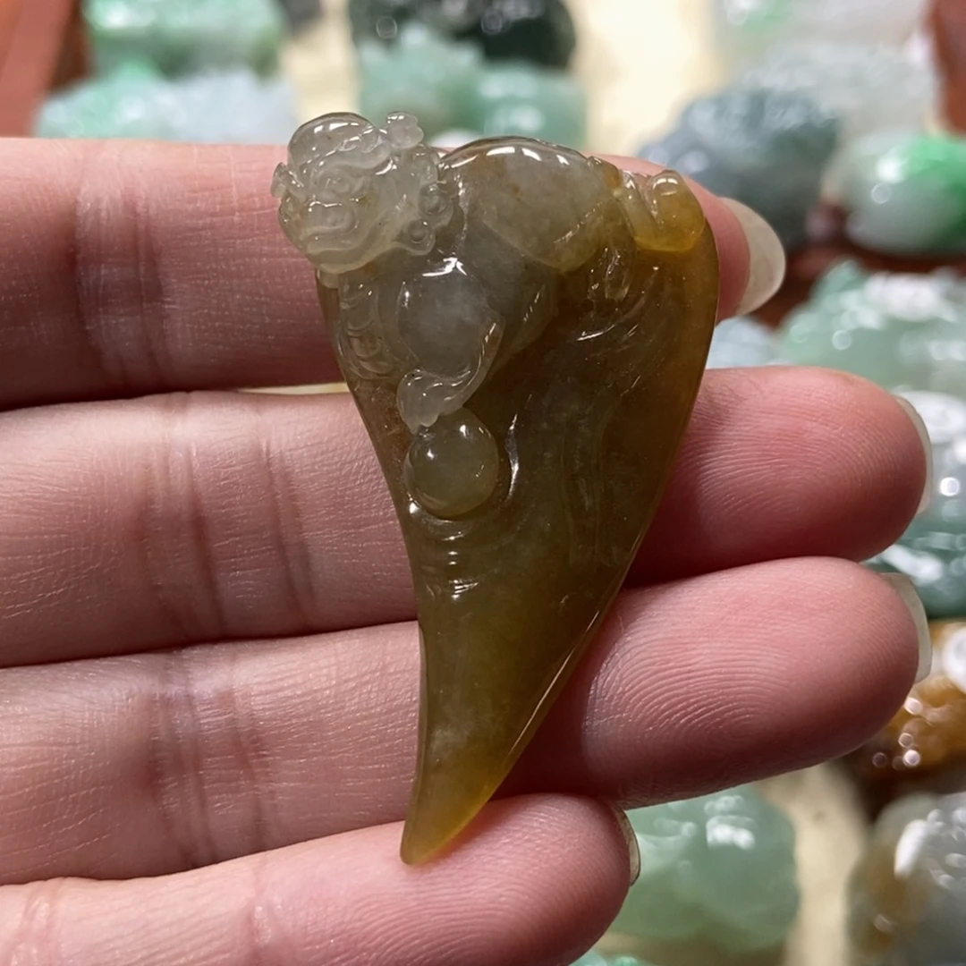 翡翠颈饰未镶嵌貔貅牙