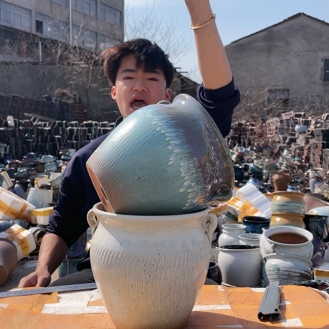 宜兴紫砂粗陶。宜兴