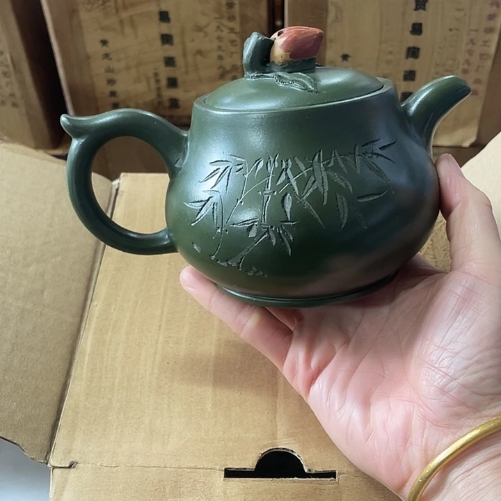 茶壶紫砂原矿泥料手工制作的一把紫砂壶。