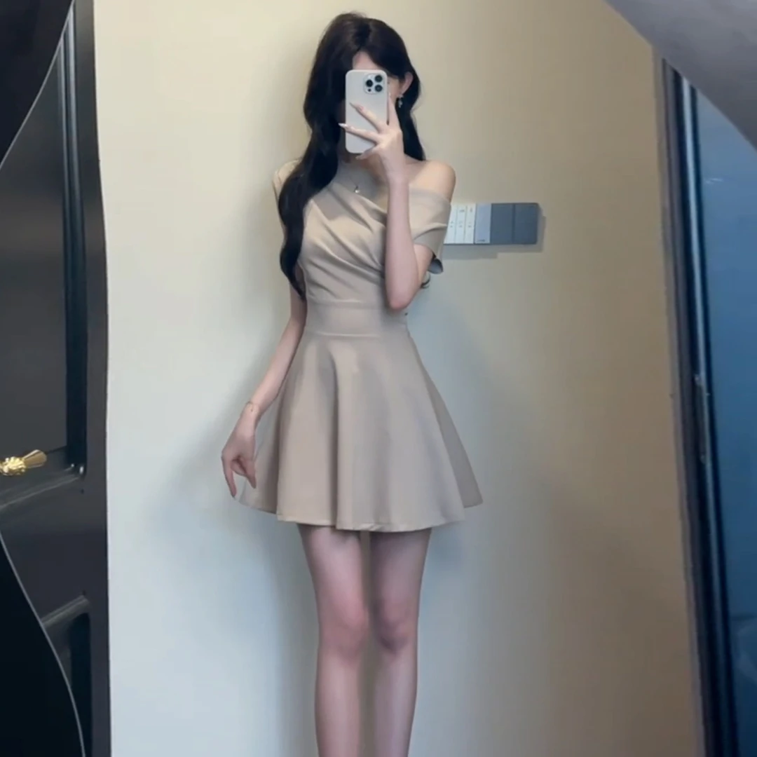 法式斜肩连衣裙夏季2025新款气质收腰显瘦a字短裙多巴胺夏季衣服