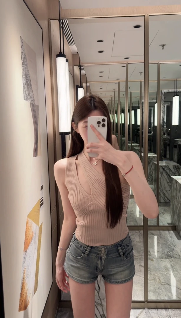 斜肩针织背心女镂空短款收腰纯欲辣妹性感上衣高腰显瘦牛仔短裤女