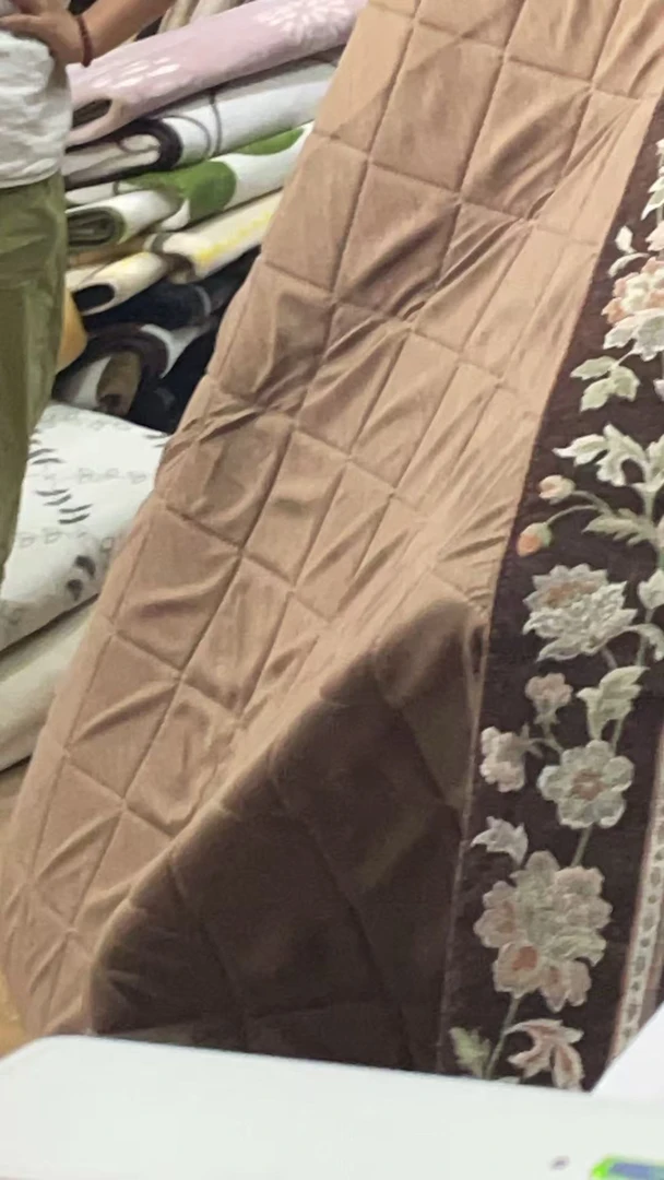 1.7*2 约山茶花边国风中间深棕绗缝地毯  家用纯色 卧室客厅