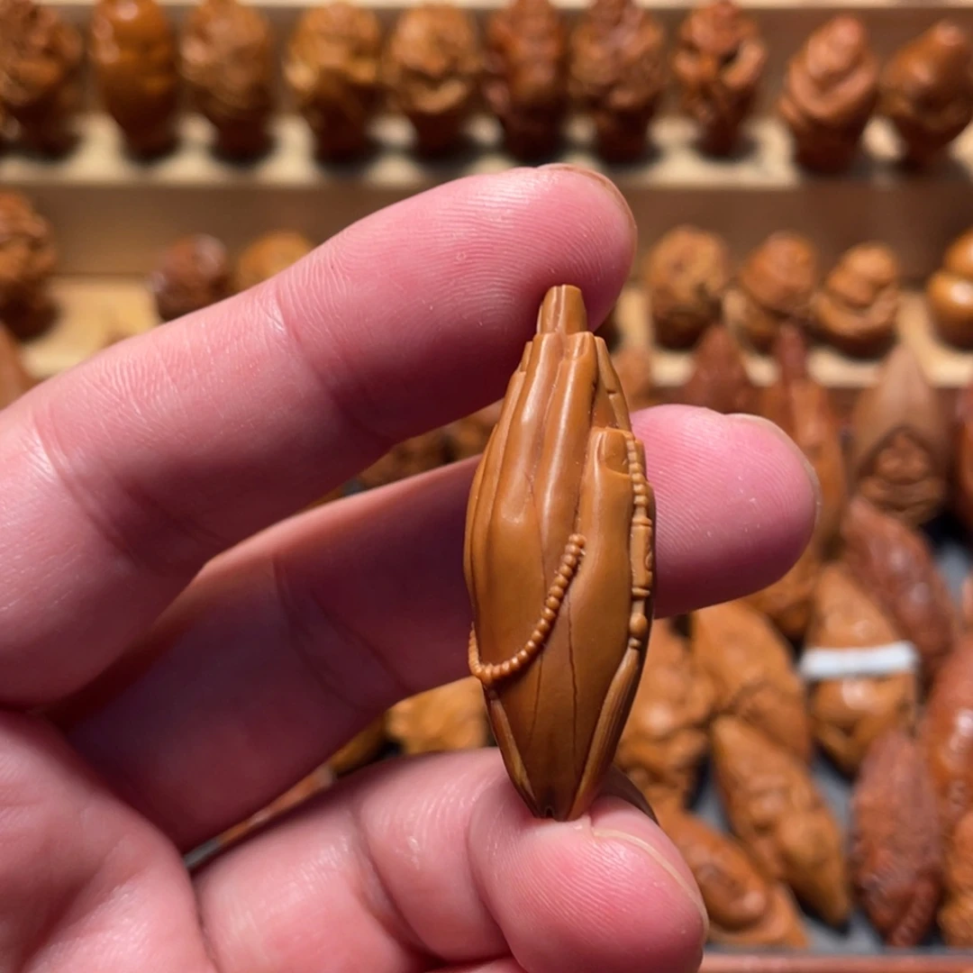 橄榄核吊坠芊芊玉手