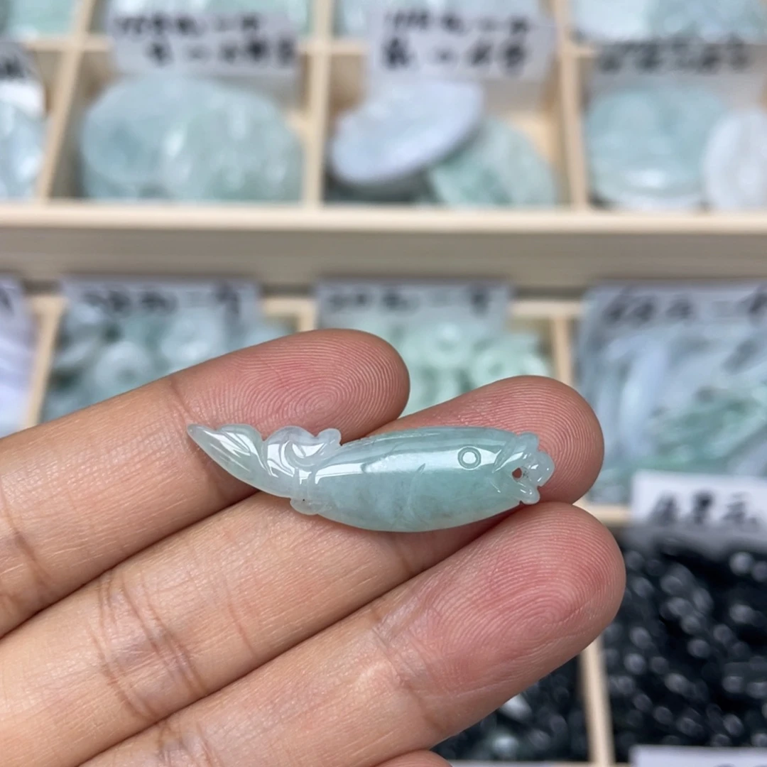 翡翠未镶嵌颈饰鱼跃龙门