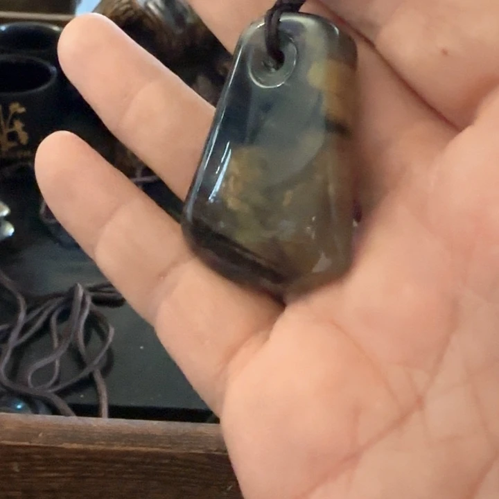 石英质玉颈饰合金