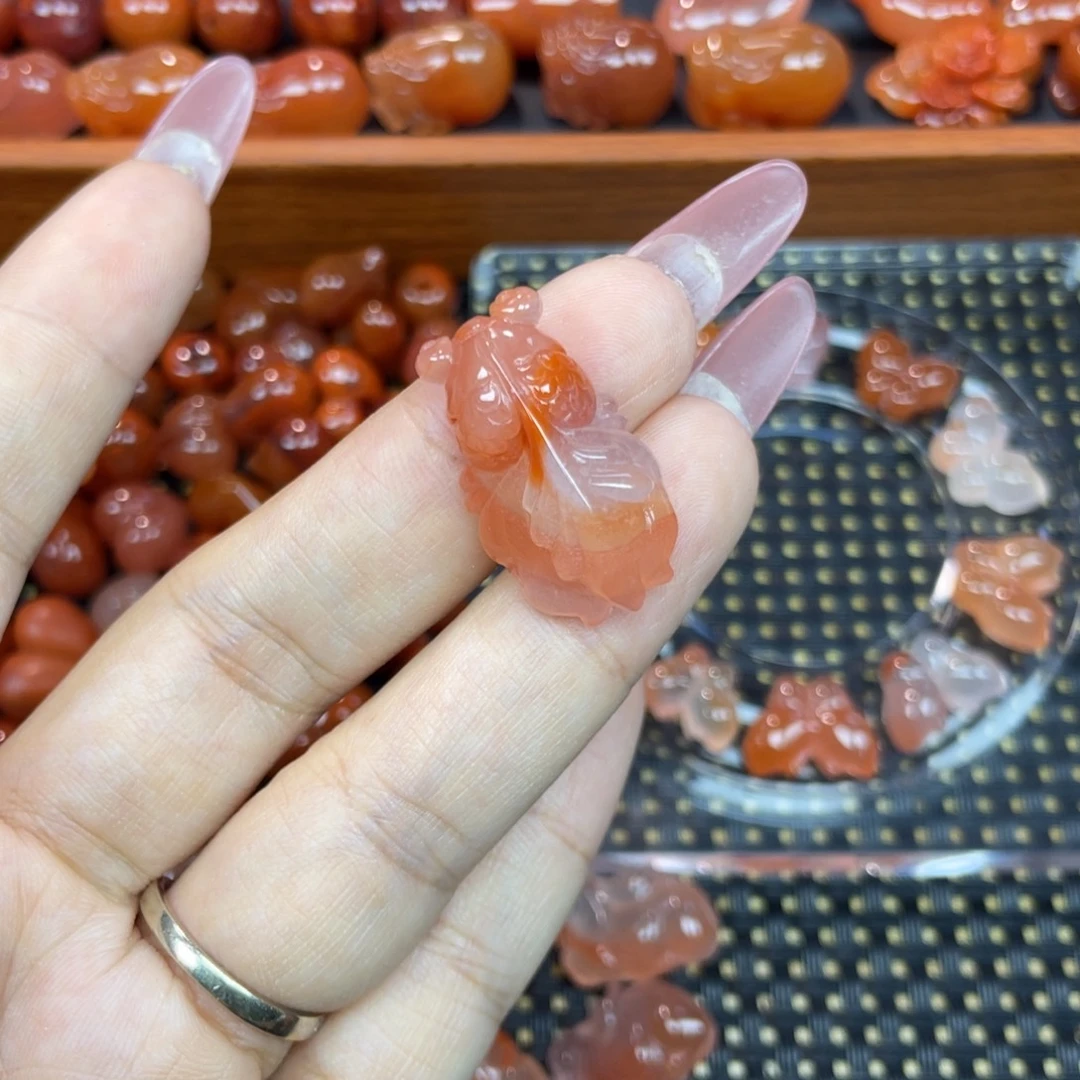 南红玛瑙未镶嵌颈饰金鱼