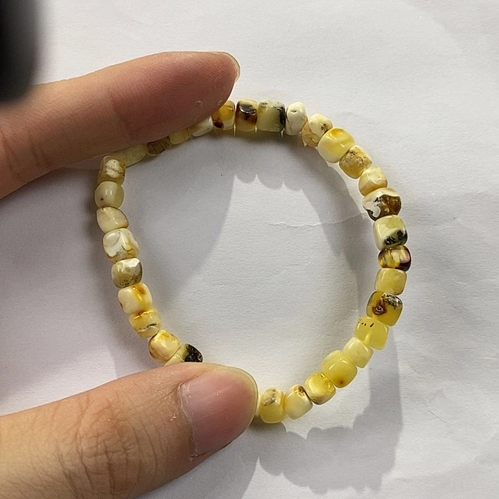 琥珀未镶嵌颈饰多人