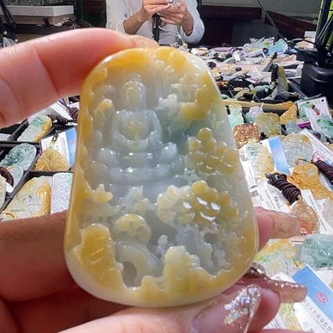 翡翠未镶嵌颈饰一个