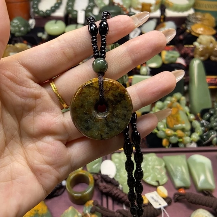 颈饰未镶嵌岫岩老玉（透闪石质玉）