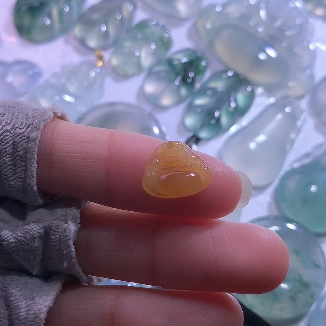 翡翠未镶嵌颈饰佛