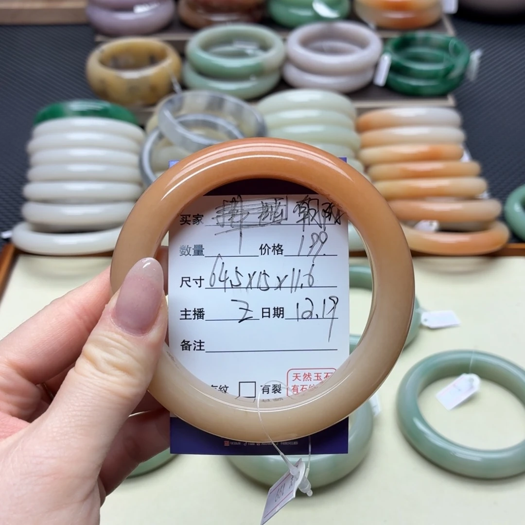 a***阳石英质玉未镶嵌手镯