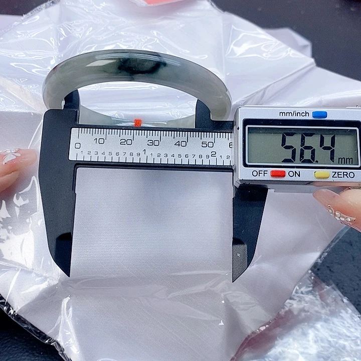 翡翠手镯未镶嵌121。 