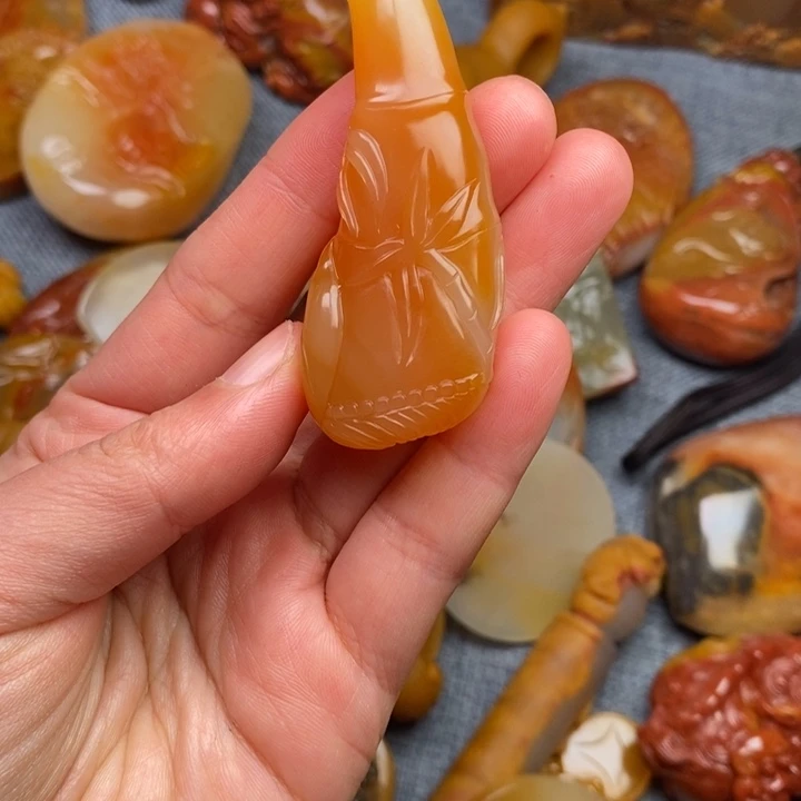 石英质玉（黄龙玉）合金颈饰