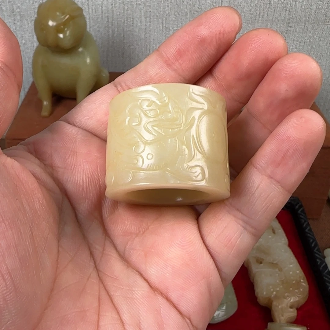 我***界非常精美的脖挂件