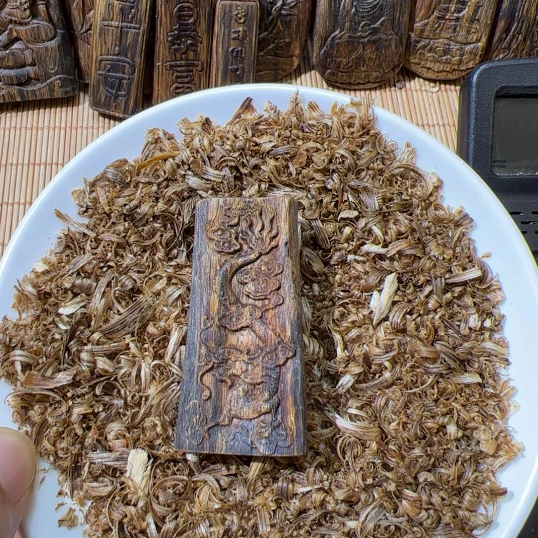 沉香碎屑沉香白棋雕刻10克+