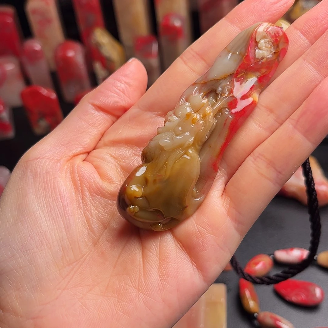 昌化石其他田黄鸡血石手玩件