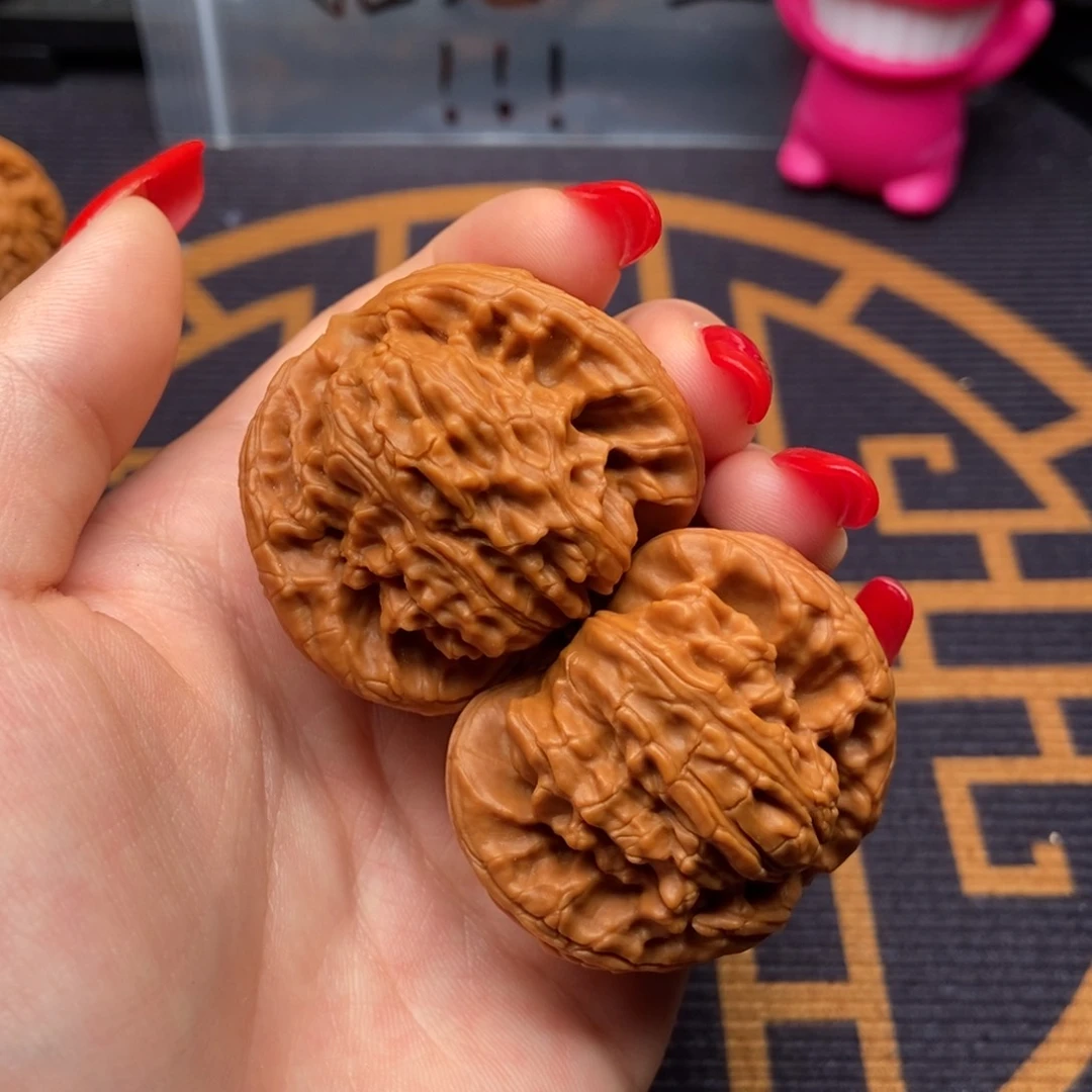 文玩核桃吊坠嗨**霸白狮