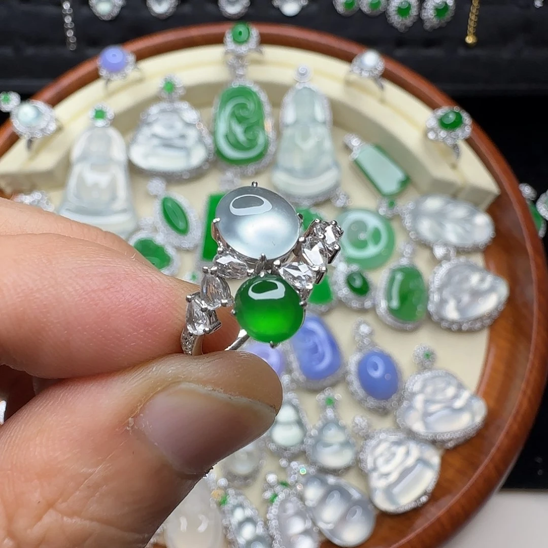 18K金镶嵌戒指翡翠天然翡翠