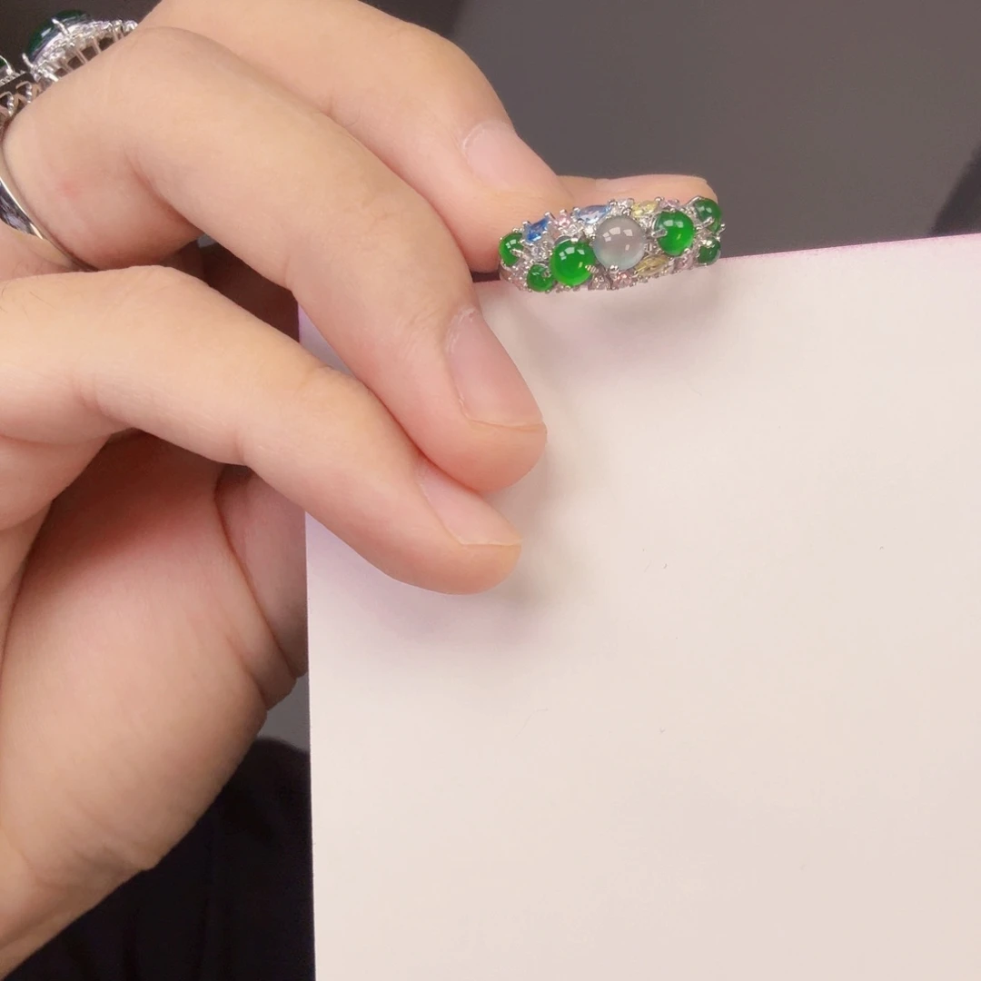 翡翠未镶嵌颈饰一件