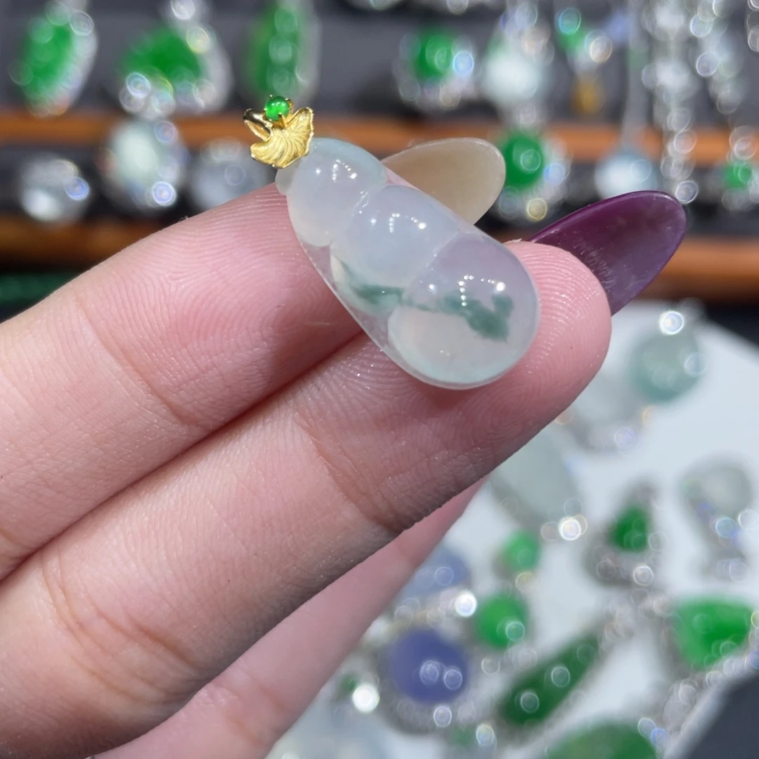 翡翠未镶嵌颈饰福豆