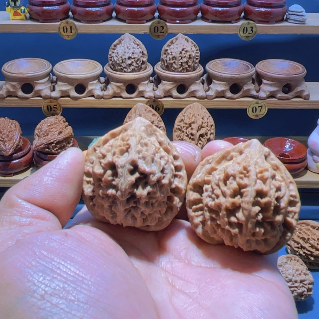 雪***峰吊坠文玩核桃百兽纹文玩核桃手把件