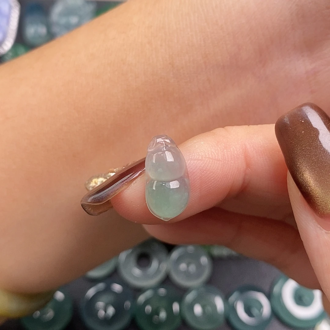 翡翠未镶嵌颈饰葫芦