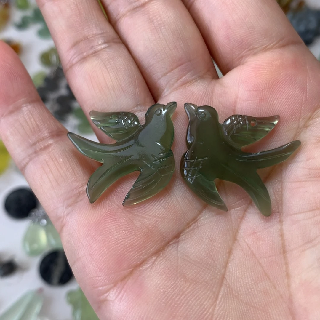 蛇纹石玉未镶嵌耳环